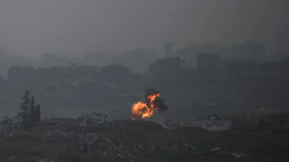 Eine Explosion im nördlichen Gazastreifen, vom Süden Israels aus gesehen. - © Leo Correa/AP/dpa