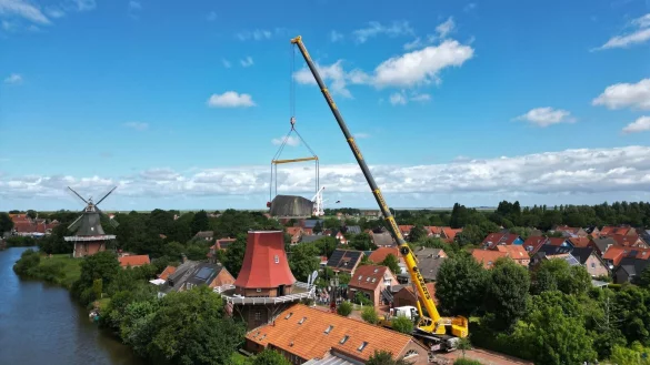 Rund acht Jahre lang war das denkmalgesch&uuml;tzte Ensemble der beiden Zwillingsm&uuml;hlen in Greetsiel nicht komplett. - &copy; Lars Penning/dpa