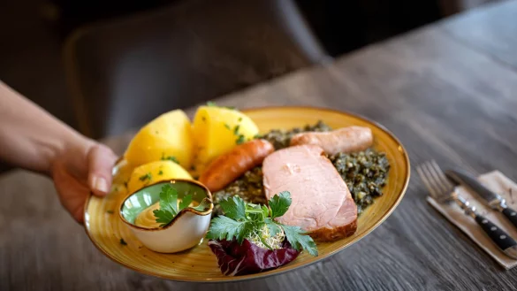 Ob die Gastronomen Steuererleichterungen weitergeben, ist fraglich. (Archivbild) - © Sina Schuldt/dpa