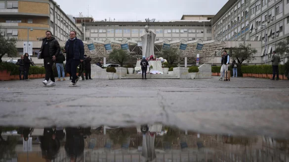 Für Papst Franziskus ist keine baldige Entlassung aus dem Gemelli-Krankenhaus in Sicht. - © Alessandra Tarantino/AP/dpa