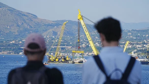 Ein besonderer Anblick: die Bergung der Superyacht «Bayesian». - © Peter Byrne/PA Wire/dpa