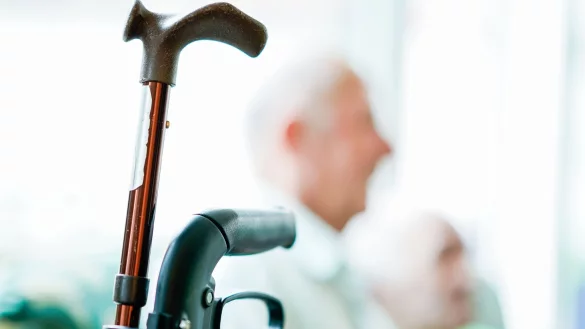 Um Anspruch auf den sogenannten Wohngruppenzuschlag zu haben, müssen in einer Pflege-WG mindestens drei Pflegebedürftige leben. - © Uwe Anspach/dpa/dpa-tmn