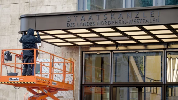 Arbeiter am neuen Eingang der Staatskanzlei von Nordrhein-Westfalen. - © Henning Kaiser/dpa