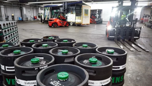 Eingetrübte Exportaussichten für deutsches Bier außerhalb der EU. Veltins setzt auf Märkte in Europa. - © Bernd Thissen/dpa