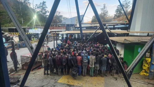 Hunderte illegale Bergleute sind in einer Mine in der s&uuml;dafrikanischen Stadt Barberton festgenommen worden. - &copy; -/SA Police Service/dpa