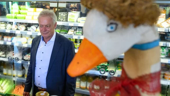 Bundesagrarminister Alois Rainer (CSU) besucht in Brandenburg den Bio-Betrieb &laquo;&Ouml;kodorf Brodowin&raquo; . - &copy; Patrick Pleul/dpa
