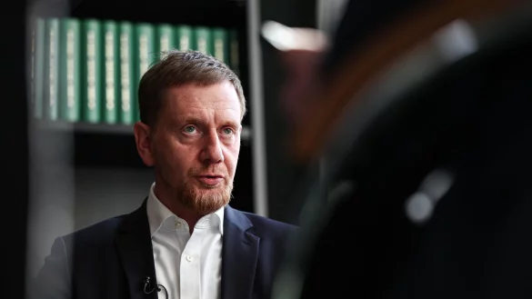 Bei der Bundestagswahl waren die ostdeutschen Flächenländer blau gefärbt. Gibt es bald den ersten AfD-Regierungschef? Was der sächsische Ministerpräsident Michael Kretschmer Schwarz-Rot als Gegenrezept vorschlägt. - © Hannes P Albert/dpa