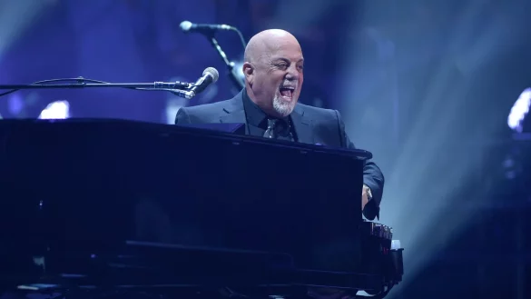 Der «Piano Man» Billy Joel muss seine laufende Tournee aus gesundheitlichen Gründen unterbrechen (Archivfoto) - © Evan Agostini/Invision/AP/dpa