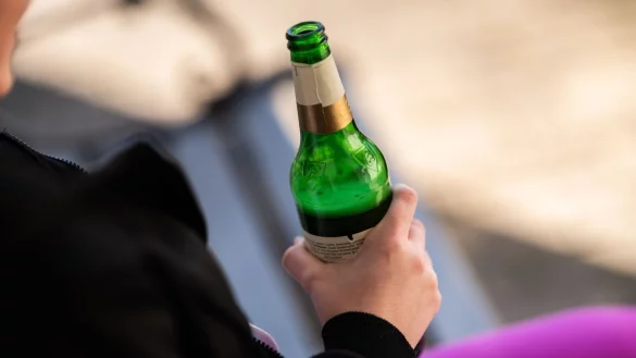 2023 gab es etwas weniger Alkoholsüchtige in Deutschland als noch ein Jahr zuvor. - © Silas Stein/dpa