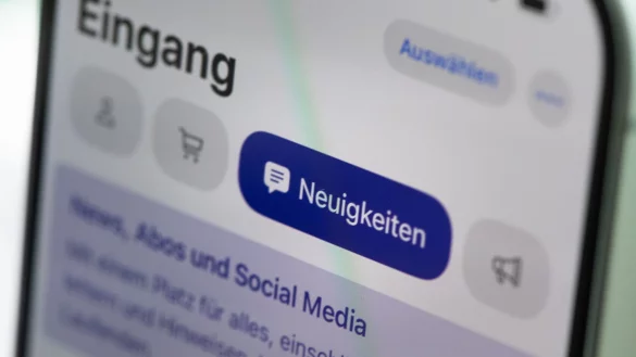 Neue Funktion bei Apple: Seit dem Update auf iOS 18.4 wird jede neu eingehende Mail in eine von vier Kategorien eingeordnet. - © Franziska Gabbert/dpa-tmn