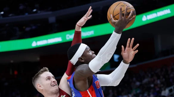 Dennis Schr&ouml;der (r) von den Detroit Pistons erzielte im Spiel gegen die Cleveland Cavaliers 17 Punkte. - &copy; Duane Burleson/AP/dpa