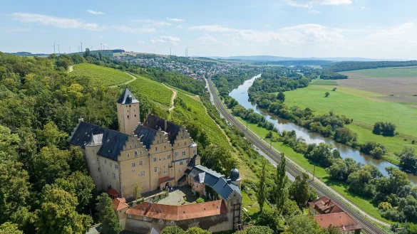 Sommerlicher Blick auf Schloss Mainberg bei Schweinfurt (Luftaufnahme mit einer Drohne). Die Gemeinde Schonungen in der N&auml;he von Schweinfurt sucht einen neuen Besitzer f&uuml;r das Schloss Mainberg, in dem Gunter Sachs geboren wurde. - &copy; -/DSK Deutsche Stadt- und Grundst&uuml;cksentwicklungsgesellschaft mbH/dpa