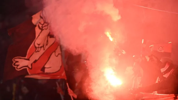 Für von Fans gezündete Pyrotechnik unter anderem im DFB-Pokalspiel gegen den 1. FC Köln muss Bayer Leverkusen zahlen. - © Federico Gambarini/dpa