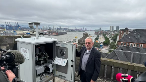 Einer der ersten Pollenmonitore steht in Hamburg, wo ihn Stefan Gilge vom DWD-Zentrum f&uuml;r Medizin-Meteorologische Forschung vorstellte. - &copy; Christiane Bosch/dpa