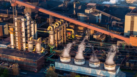 Beschäftigte von HKM und anderer Duisburger Stahlfirmen hatten gegen die Kündigung der Lieferverträge protestiert. - © Christoph Reichwein/dpa