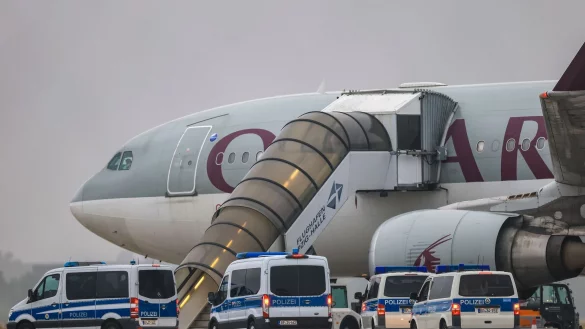 Im Juli startete von Leipzig/Halle aus der bisher zweite Abschiebeflug seit der Macht&uuml;bernahme der Taliban 2021 nach Afghanistan. An Bord waren nach Beh&ouml;rdenangaben 81 Straft&auml;ter. - &copy; Jan Woitas/dpa