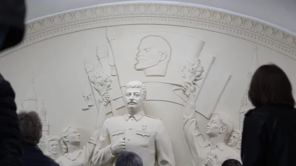 Historiker machen Sowjetdiktator Josef Stalin für den Tod von Millionen Menschen verantwortlich - nun erinnert ein Denkmal in der Moskauer Metro an ihn. - © Ulf Mauder/dpa