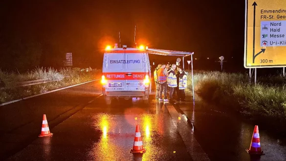 Bei dem schweren Unfall sind drei Menschen gestorben. (Foto-Handout) - © Michael Franz/DRK-Freiburg/dpa