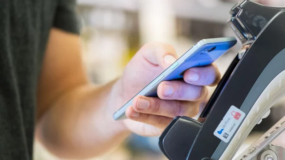 Alternative zum Papier-Kassenbon: QR-Code am Terminal scannen und den Bon direkt als PDF aufs Smartphone herunterladen. - © Franziska Gabbert/dpa-tmn