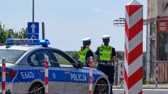 Polnische Polizistinnen stehen am deutsch-polnischen Grenzübergang Stadtbrücke zwischen Frankfurt (Oder) und Slubice. - © Patrick Pleul/dpa