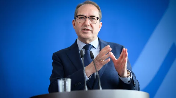 Innenminister Dobrindt will mit dem Gesetzentwurf die Sog-Faktoren für Migranten reduzieren. - © Bernd von Jutrczenka/dpa