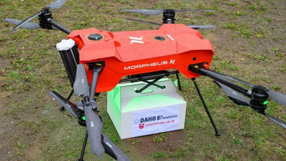 In einer Region in NRW sollen Drohnen nun auch Kliniken anfliegen. (Archivbild) - © Patrick Pleul/dpa