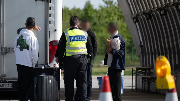 In den Ländern laufen teils verstärkte Kontrollen an. - © Sebastian Kahnert/dpa