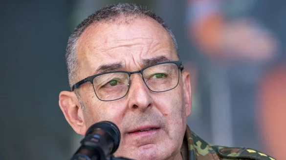 Dass der Generalinspekteur der Bundeswehr, General Carsten Breuer, bei einer Sicherheitstagung von Verfassungsschutz und Wirtschaftsvertretern spricht, zeigt, dass innere und äußere Sicherheit heute nicht mehr getrennt betrachtet werden. (Archivfoto) - © Frank Hammerschmidt/dpa