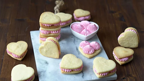 Plätzchen statt Blumen: Diese Herzkekse mit Minzaroma lassen sich gut am Valentinstag verschenken. - © Mareike Pucka/biskuitwerkstatt.de/dpa-tmn