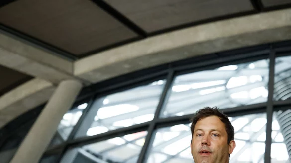 Verlangt von Verkehrsminister Schnieder Rechenschaft: Finanzminister Klingbeil. - &copy; Carsten Koall/dpa