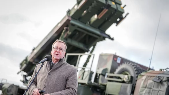Verteidigungsminister Boris Pistorius vor den Patriot-Flugabwehrsystemen der Bundeswehr, die im polnischen Rzeszow stationiert sind. (Foto aktuell) - &copy; Kay Nietfeld/dpa