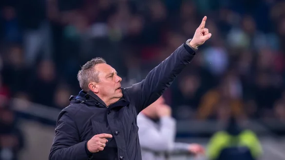 Andé Breitenreiter und Hannover 96 verlieren im Aufstiegsrennen der Zweiten Liga den Anschluss. - © David Inderlied/dpa