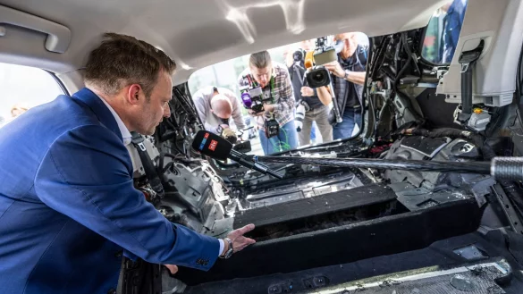 Das LKA zeigt ein Drogenversteck in einem beschlagnahmten VW Touareg. (Archivbild) - © Christoph Reichwein/dpa