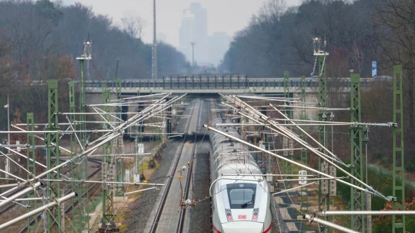 Seit dem Ende der Bauarbeiten auf der Riedbahn kämpft die Bahn noch mit einigen Problemen auf der Strecke. (Archivbild) - © Andreas Arnold/dpa