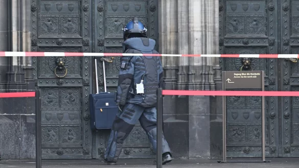 Wegen eines herrenlosen Koffers musste ein Portal zum Kölner Dom geschlossen bleiben. - © Henning Kaiser/dpa