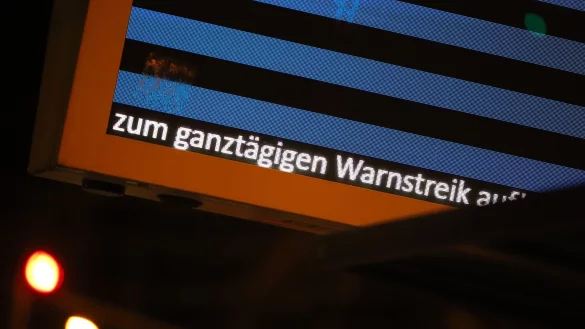 Mit einem Ausstand der Fahrer von Bussen und Straßenbahnen im Bonn und dem Rhein-Sieg-Kreis gehen die Warnstreiks der Gewerkschaft Verdi in Nordrhein-Westfalen weiter. - © Sascha Thelen/dpa