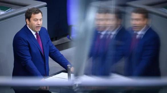 Klingbeil schw&ouml;rt im Bundestag auf harte Zeiten ein. - &copy; Bernd von Jutrczenka/dpa