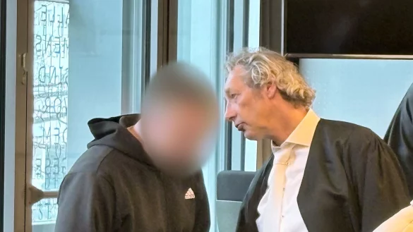 Hatte die Brandstiftung im Haus einer bulgarischen Familie einen rassistischen Hintergrund? Ein 40-Jähriger steht in Solingen für den vierfachen Mord vor Gericht. - © Marc Herwig/dpa