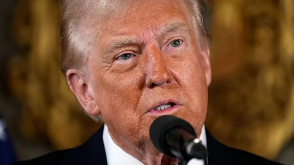 Donald Trump verlangt höhere Verteidigungsausgaben von den Nato-Partnern. - © Evan Vucci/AP/dpa