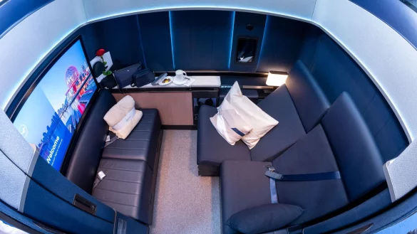 Eine First-Class «Allegris»-Kabine der Lufthansa. Die Sofasitze rechts im Bild lassen sich in ein Doppelbett umwandeln. (Foto: Archiv) - © Peter Kneffel/dpa