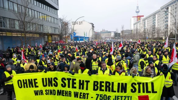 Mit Kundgebungen und Warnstreiks erh&ouml;ht die Gewerkschaft den Druck auf die Arbeitgeber. (Archivbild) - &copy; Soeren Stache/dpa