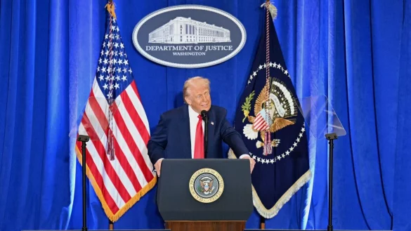 Trump nutzte den Auftritt im Justizressort für eine politische Abrechnung mit seinen Gegnern. - © Uncredited/POOL/AP/dpa