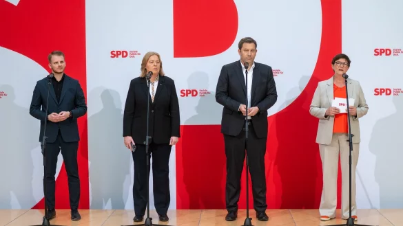 Neue erste Reihe bei der SPD: Tim Klüssendorf, Bärbel Bas und Lars Klingbeil. Die außen stehende Co-Parteichefin Saskia Esken tritt nicht mehr an. - © Christophe Gateau/dpa