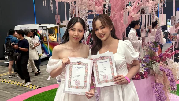 Freudestrahlend hielten viele frisch verheiratete Paare ihre Urkunden in die Kameras. - © Carola Frentzen/dpa