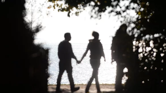 M&auml;nner k&ouml;nnen Frauen laut einer Studie an manchen Tagen besser riechen. (Symbolbild) - &copy; picture alliance / dpa