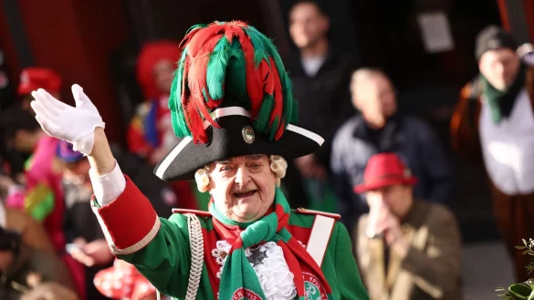 NRW-Innenminister Herbert Reul (CDU) war auch 2024 beim Rosenmontag in Köln. (Archivbild) - © Rolf Vennenbernd/dpa