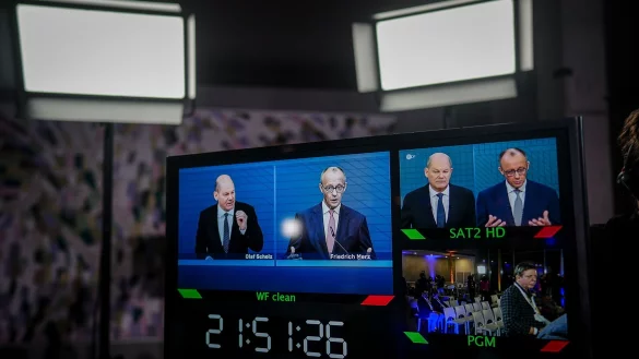 Scholz und Merz debattierten zu den wesentlichen Themen des Bundestagswahlkampfs. - © Kay Nietfeld/dpa