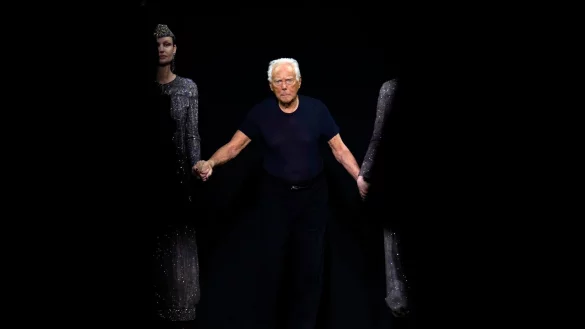 Mit einer Zeitungsanzeige verspricht Armani: «Wir sehen uns im September». (Archivbild) - © Luca Bruno/AP/dpa