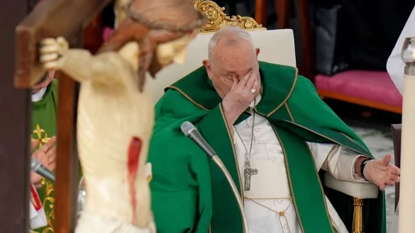 Musste in eine Klinik: der Papst. (Archivbild) - © Alessandra Tarantino/AP/dpa