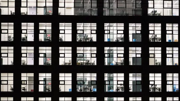 Wegen des Homeoffice stehen in vielen Großstädten reihenweise Büros leer (Archivbild) - © Andreas Arnold/dpa